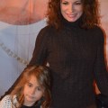 Alexandra Coelho Ahndoril med dotter