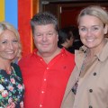 Johan Carlén omgiven av Martina Haag och Ellinor Persson