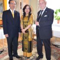 Vietnams Ambassadör and Mrs Tran Van Hinh kommer och uppvaktar jubilaren.