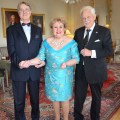 Eleganta som vanligt, Hovsångerskan Siv Wennberg i sällskap med tenoren Eric Alexander Carlenstolpe kommer och hedrar jubilaren.
