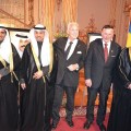 Gösta Malmengård och Karl-Otto Hagen-Olsen omhändertas kungligt av Kuwait´s diplomater.