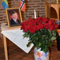 50 stora vackra röda rosor stod framför Karl-Otto Hagen-Olsen´s porträtt omgiven av svenska och norska flaggorna.